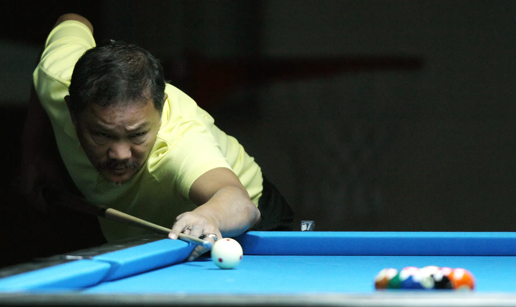 Efren 'Bata' Reyes plays a shot at the World 9-Ball Pool Championship