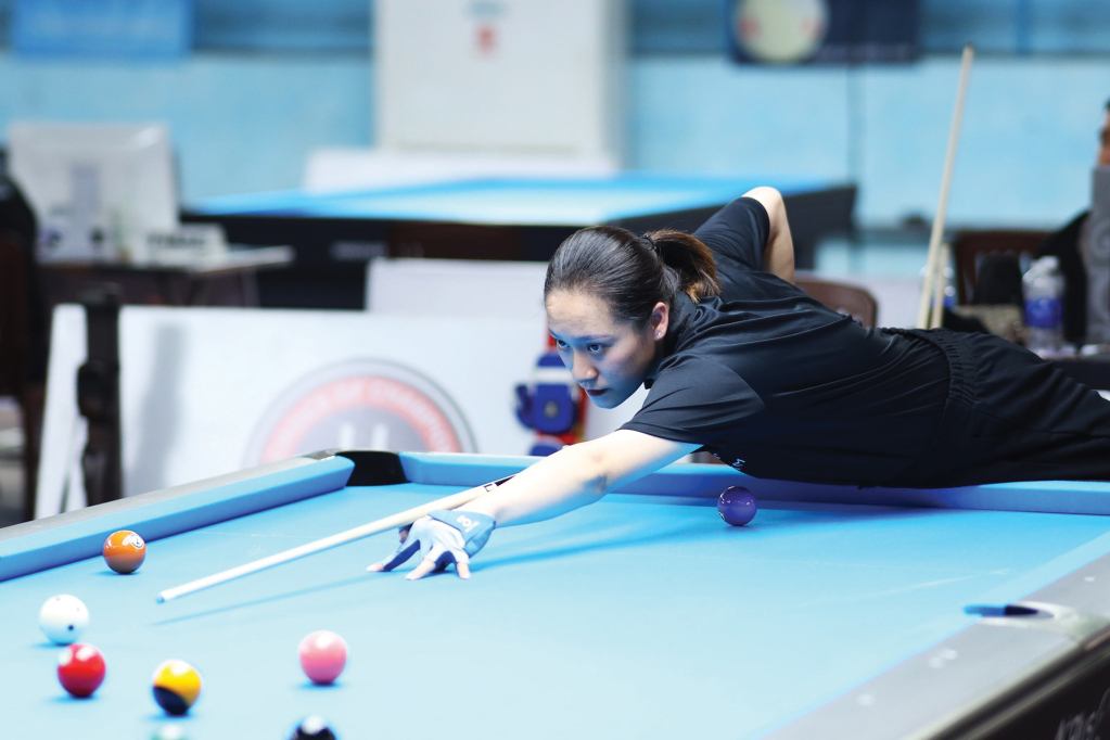 người chơi bida 10 bi